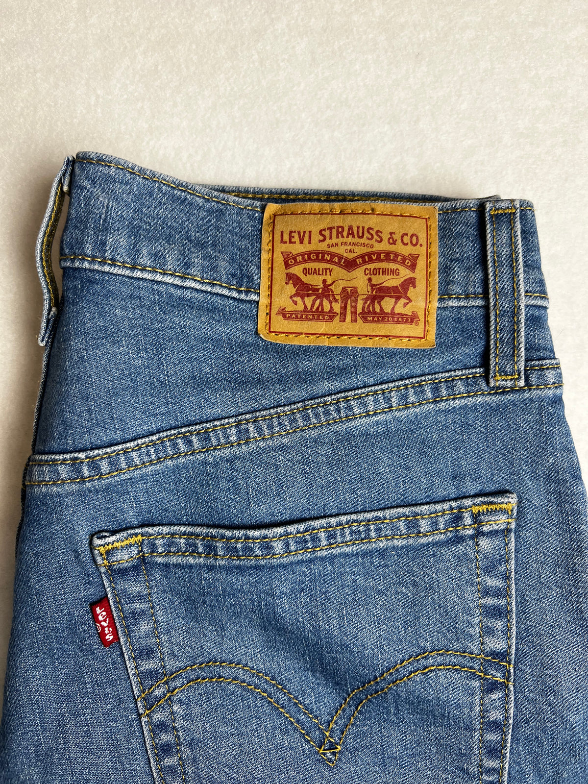 Levis High Waisted Taper Jeans W29 L27